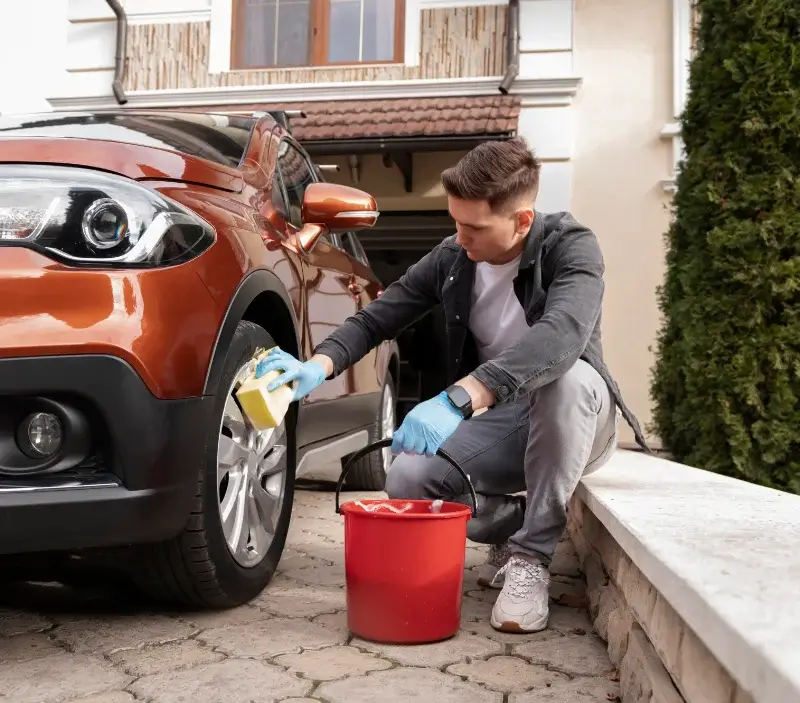 Lavage auto à domicile La Forêt-sur-Sèvre : professionnel intervenant sur un véhicule